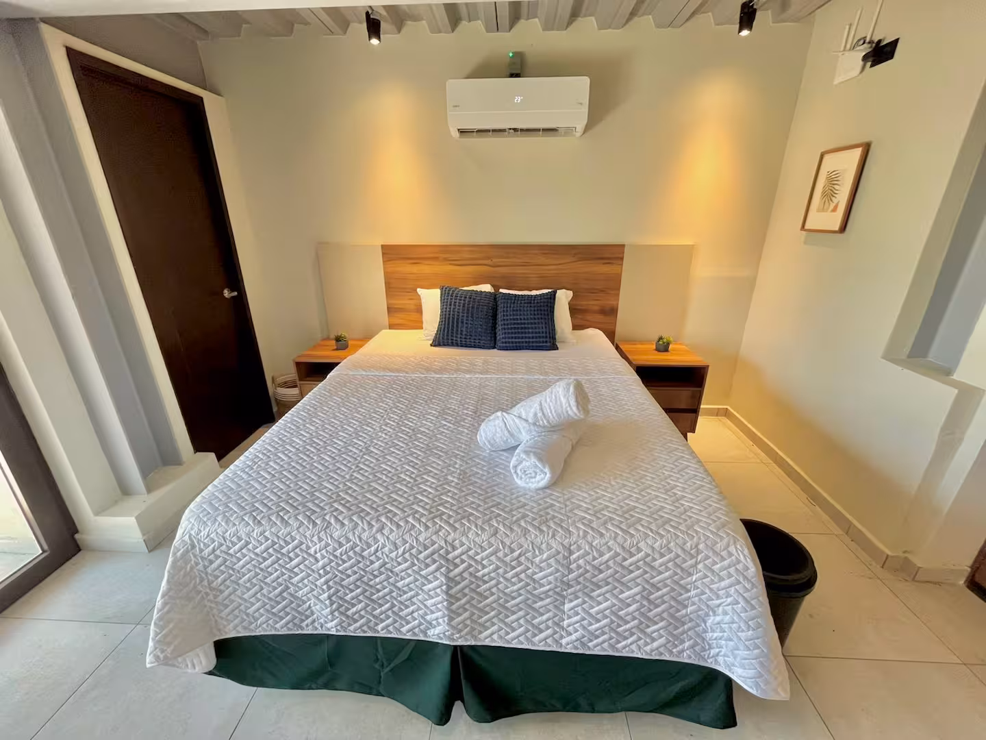 Cama y habitación Cueva 2