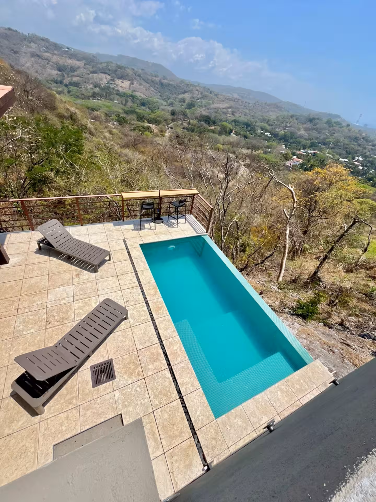 Piscina tipo infinity en Casa Marea, Cerromar