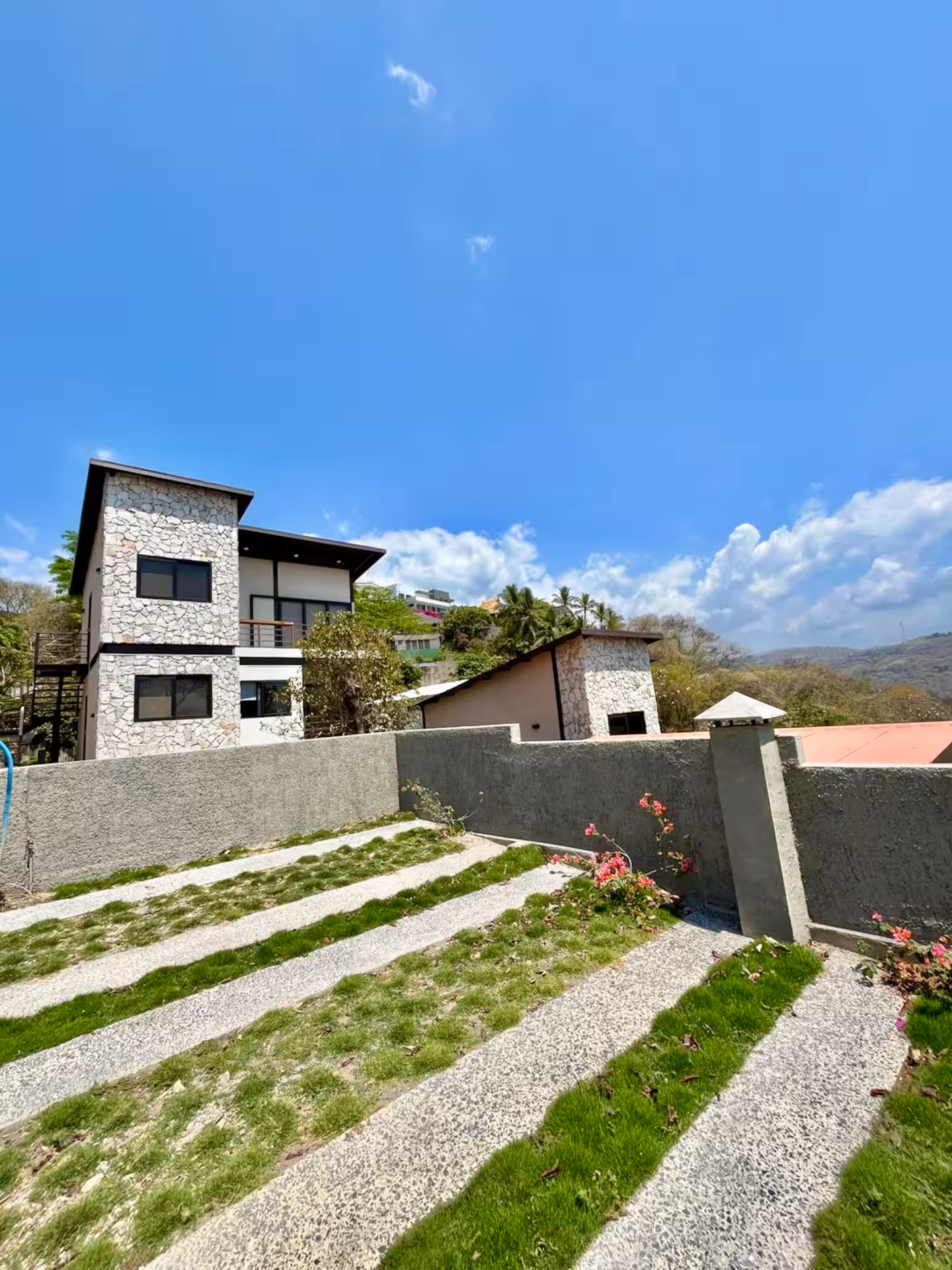 Parqueo del complejo Casa Marea