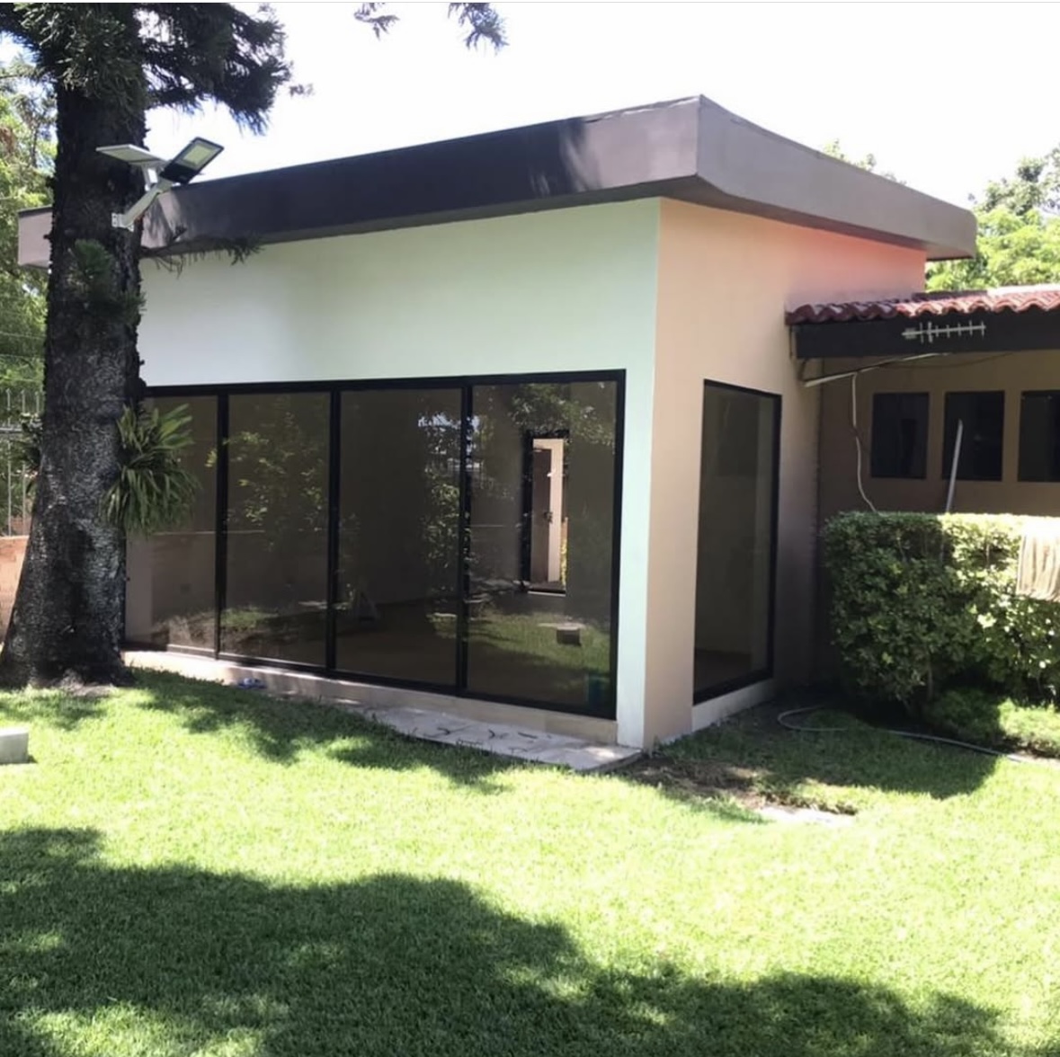 Proyecto Diseño y construcción de Showroom empresa comercial construido por RV Ingenieros en San Salvador