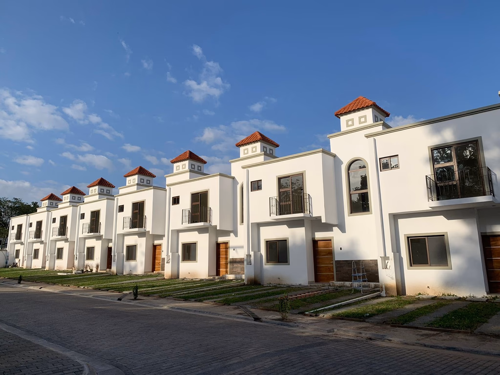 Proyecto Construcción de residencial Treviso Townhouses construido por RV Ingenieros en Nuevo Cuscatlán