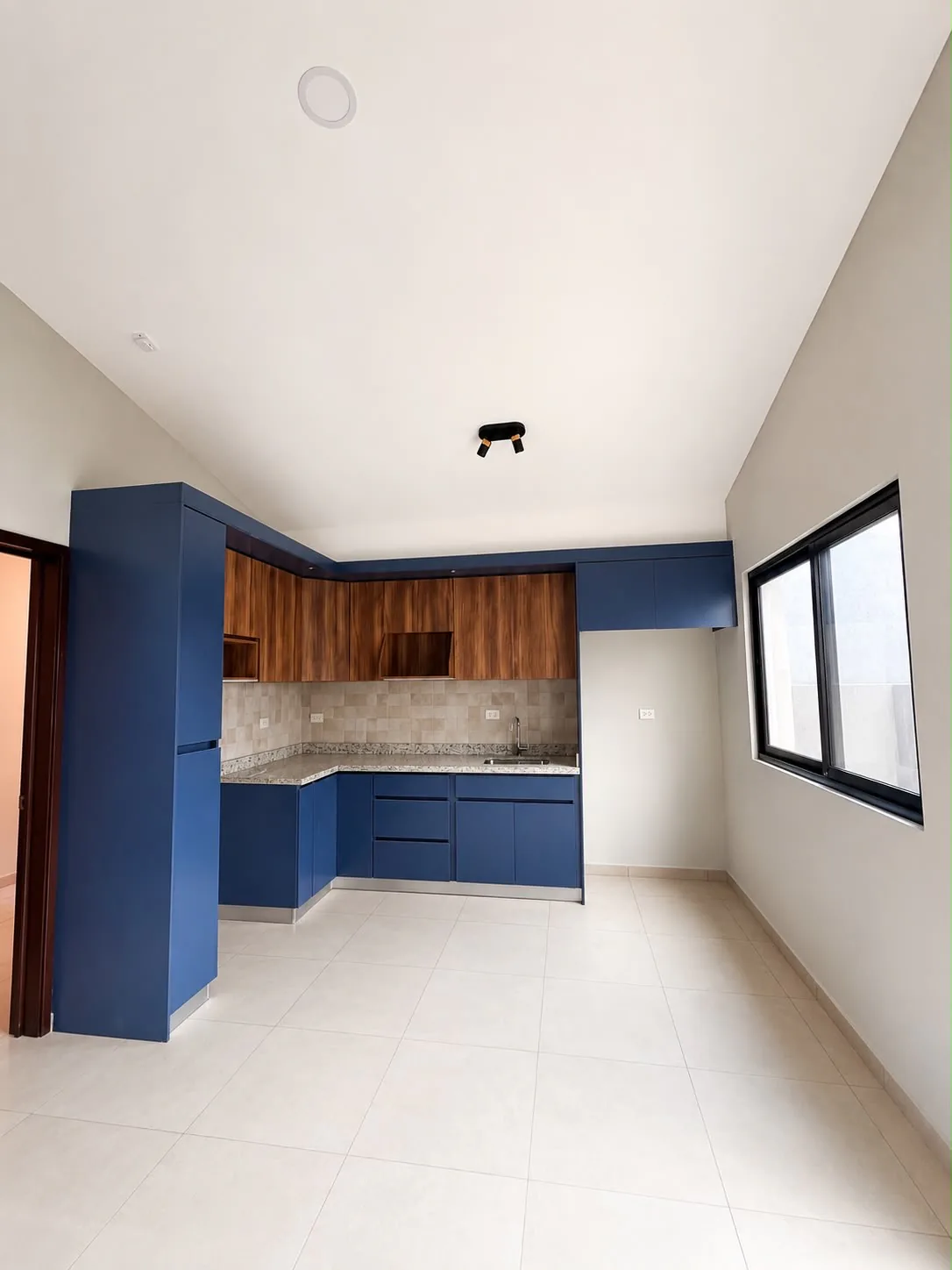 Cocina contemporánea azul y madera de la casa en Zaragoza