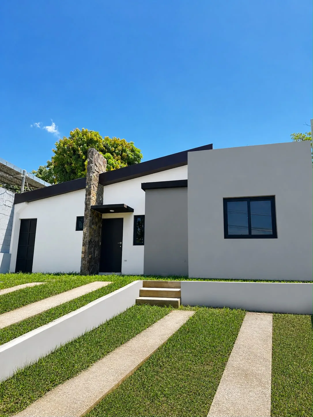 Fachada de casa nueva de un nivel en Zaragoza